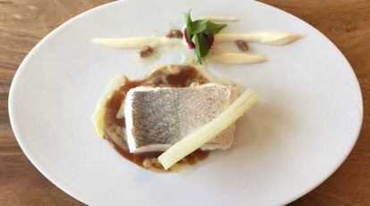 Merluza de Celeiro, consomé de champiñón, ajo y ensalada cruda de espinaca.