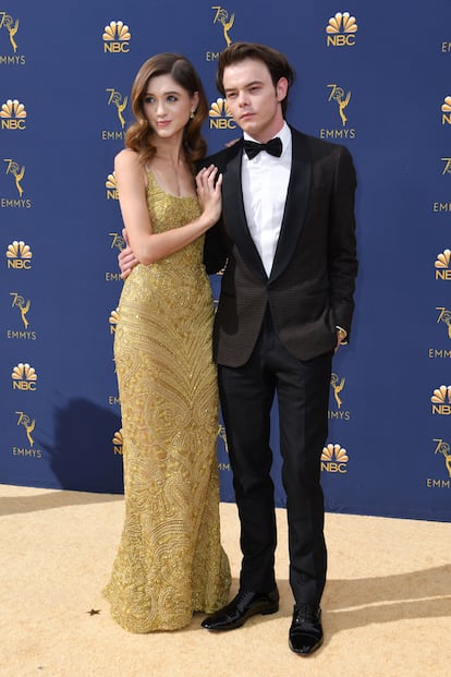 Charlie Heaton y Natalia Dyer, pareja dentro y fuera de Stranger Things. Ella eligió un vestido dorado de Dolce & Gabbana.