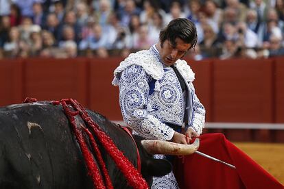 El diestro Morante de la Puebla, durante el primer toro de la corrida del Domingo de Resurreción celebrada en la Real Maestranza de Sevilla.