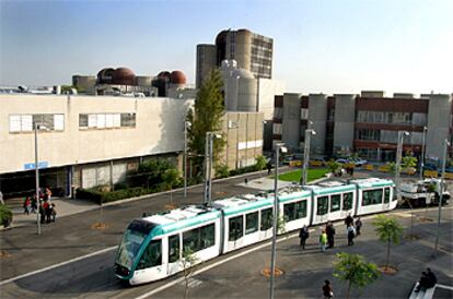 El tranvía, ya descargado, en la zona universitaria de Barcelona. Al fondo, la biblioteca y varias facultades.