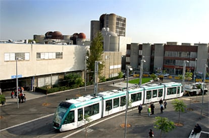 El tranvía, ya descargado, en la zona universitaria de Barcelona. Al fondo, la biblioteca y varias facultades.