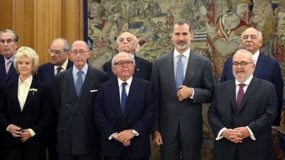 Felipe VI recibe en audiencia a una representación de la Fundación España Constitucional, con motivo del 40 aniversario de la Constitución Española.