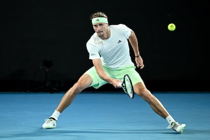 Zverev devuelve la pelota.