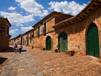 Varias personas pasean por Castrillo de los Polvazares (León).