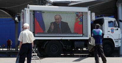 El presidente ruso Vladimir Putin en una pantalla de televisión en la ciudad de Mariupol, Ucrania.