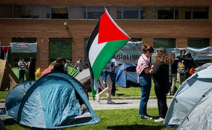 Acampada de estudiantes para mostrar su apoyo al pueblo palestino y exigir el fin del conflicto en Gaza, en las inmediaciones de la Casa de Estudiantes de la Universidad Complutense de Madrid (España), el 7 de mayo. 