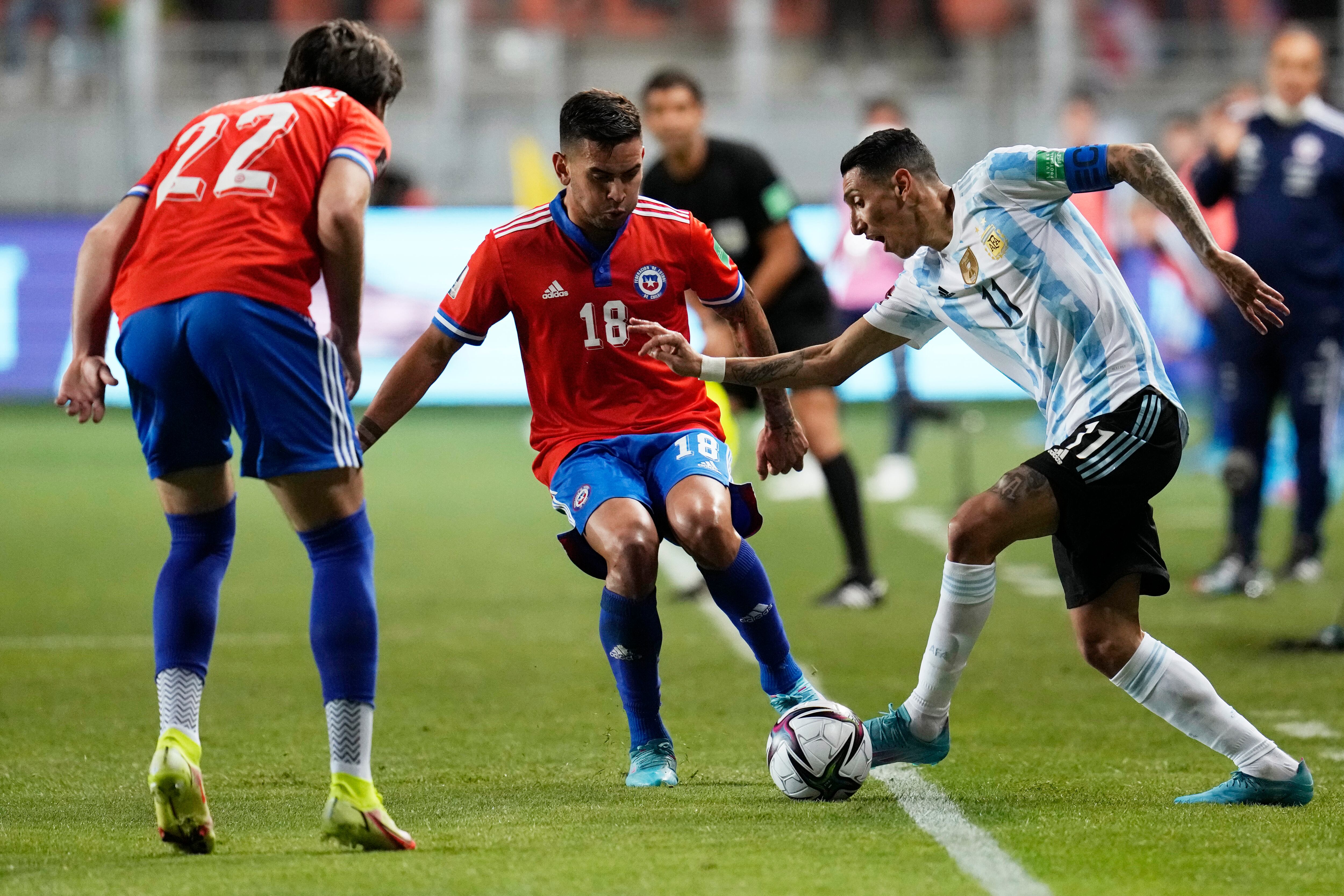 Ángel Di María regatea frente a Sebastián Vargas en un encuentro de enero de 2022 en Calama (Chile).