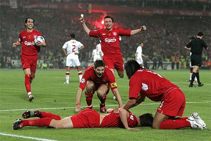 El inglés Steven Gerrard, en el minuto 54, el checo Vladimir Smicer, en el 56, y el español Xabi Alonso, en el 60, tras recoger el rechace de un penalti lanzado por él mismo, marcaron los tantos del Liverpool que supusieron el empate.