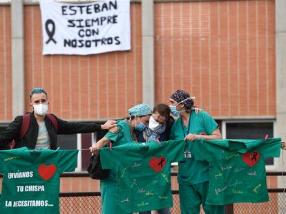 Trabajadores del Hospital Severo Ochoa de Leganés (Madrid) rinden homenaje a un compañero fallecido con coronavirus.
