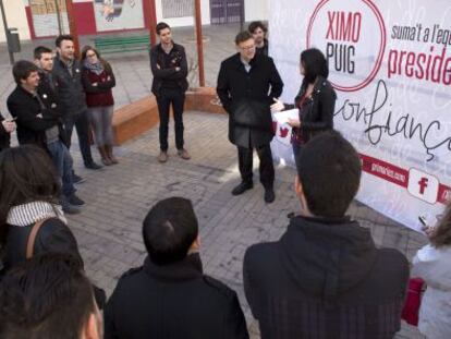 Ximo Puig, este jueves, con j&oacute;venes de la plataforma que le apoya.