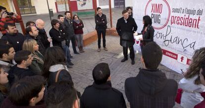 Ximo Puig, este jueves, con jóvenes de la plataforma que le apoya.