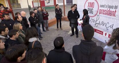 Ximo Puig, este jueves, con j&oacute;venes de la plataforma que le apoya.