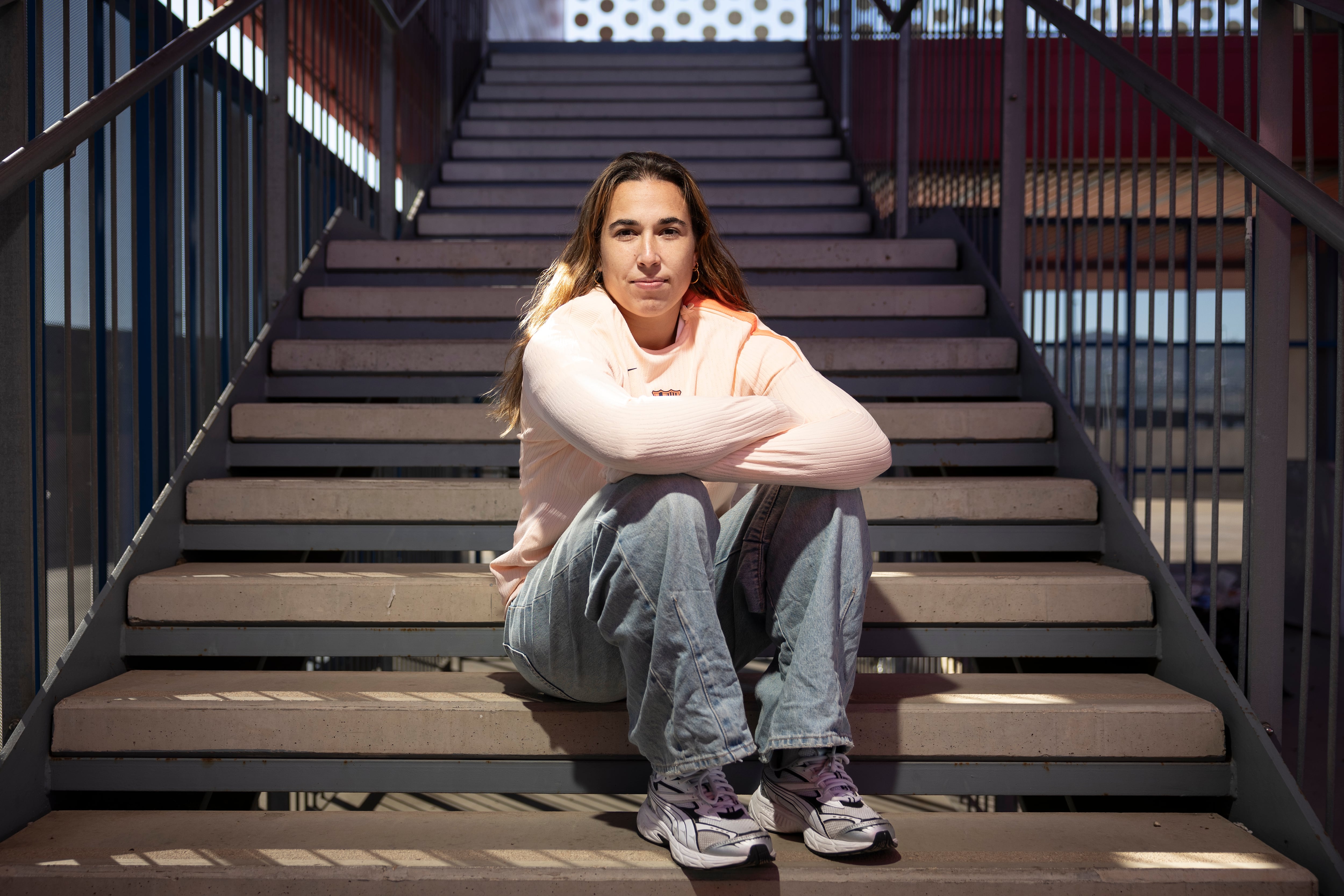 La portera del FC. Barcelona Catalina Coll posa en el estadio Johan Cruyff de Sant Joan Despí.