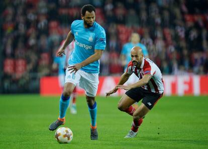 Mikel Rico y Rolando, durante el partido en San Mamés.