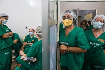 Para essa expedição, 20 profissionais, entre cirurgiões, enfermeiros e a organização, foram deslocados até General Carneiro (MT). Na foto, a equipe aguarda o término de uma das cirurgias.