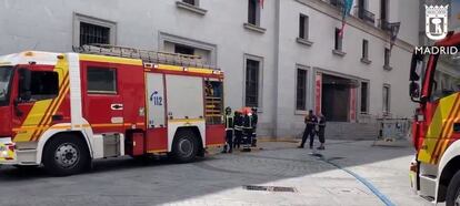 Los bomberos de Madrid extinguen un pequeño fuego que se ha producido en la planta 12 del Teatro Real.