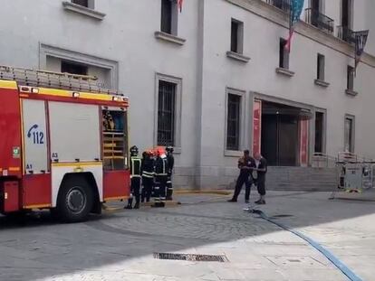 Los bomberos de Madrid extinguen un pequeño fuego que se ha producido en la planta 12 del Teatro Real.