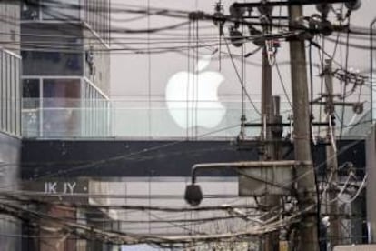 Logotipo de Apple en una tienda de la compañía en un centro comercial en Pekín. EFE/Archivo