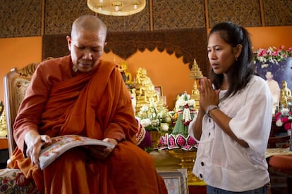 Venerable Dhammananda (izquierda) recibe a la familia de una monja novicia budista durante una ceremonia de donación. 