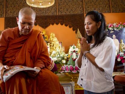 Venerable Dhammananda (izquierda) recibe a la familia de una monja novicia budista durante una ceremonia de donación. 