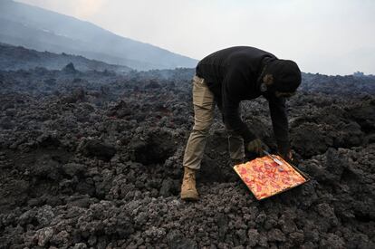 “Muchas personas en la actualidad vienen a disfrutar de la experiencia de comer una pizza hecha a base de calor volcánico”, señala García, protegido de pies a cabeza para evitar quemaduras.