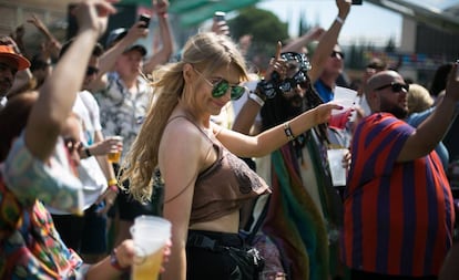 Jóvenes bailando en SonarVillage, durante la segunda jornada diurna del Festival Sónar 2018.