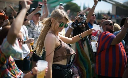 Jóvenes bailando en SonarVillage, durante la segunda jornada diurna del Festival Sónar 2018.
 
 