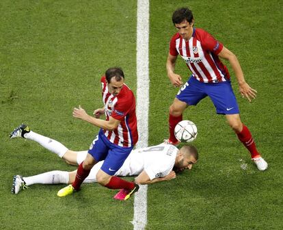 Diego Godín y Stefan Savic ante Benzema.