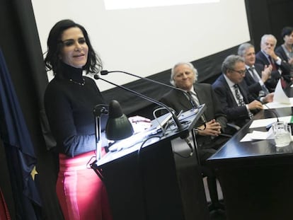 Lydia Cacho, durante su intervención el viernes en la Universidad Autónoma de Madrid, junto a Álex Grijelmo,  Manuel Polanco,  Rafael Garesse, Ignacio Polanco y  Margarita Alfaro. 