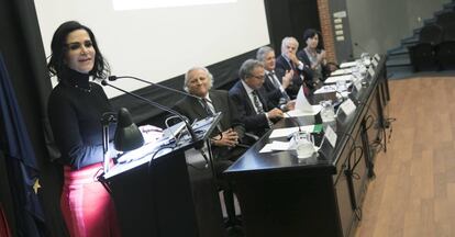 Lydia Cacho, durante su intervención el viernes en la Universidad Autónoma de Madrid, junto a Álex Grijelmo,  Manuel Polanco,  Rafael Garesse, Ignacio Polanco y  Margarita Alfaro. 