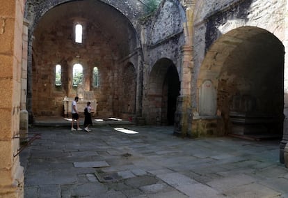 Todas las mujeres y niños de Oradour fueron obligados a entrar en la iglesia del pueblo, donde murieron asfixiados, quemados o abatidos por las balas de los soldados apostados fuera para impedir que huyeran.