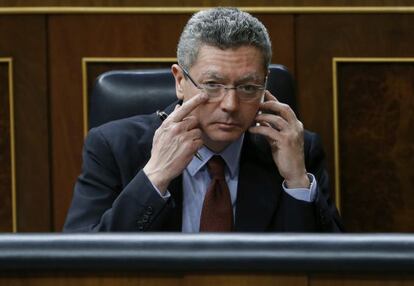 El ministro de Justicia, Alberto Ruiz-Gallardón, durante un pleno en el Congreso.