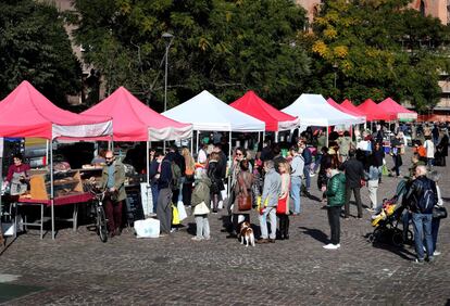 Colas ante los puestos del mercado del Novale de Slow Food, en la plaza dedicada al poeta Giosuè Carducci de Bolonia, el domingo 24 de octubre.