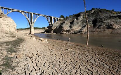 The Entrepeñas reservoir in Guadalajara during a drought in 2017.