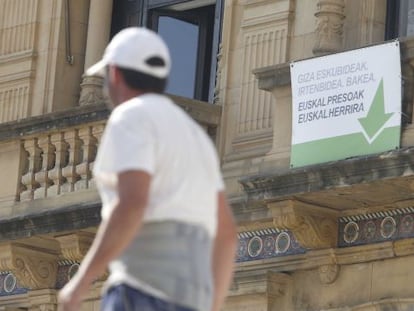 Cartel de acercamiento presos ETA en la fachada del Ayuntamiento de San Sebastián.