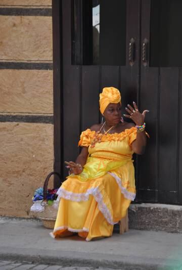 Una mujer disfrazada en una calle de la Habana Vieja.