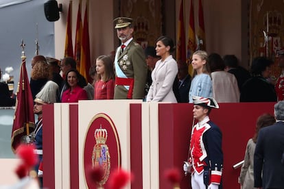 Los Reyes, con sus hijas, en el palco presidencial del desfile de la Fiesta Nacional, de 2018.