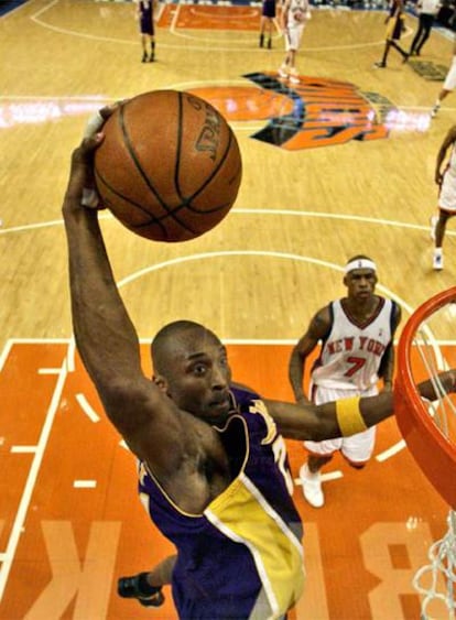 Kobe Bryant se dispone a machacar el aro de los Knicks en el Madison Square Garden.