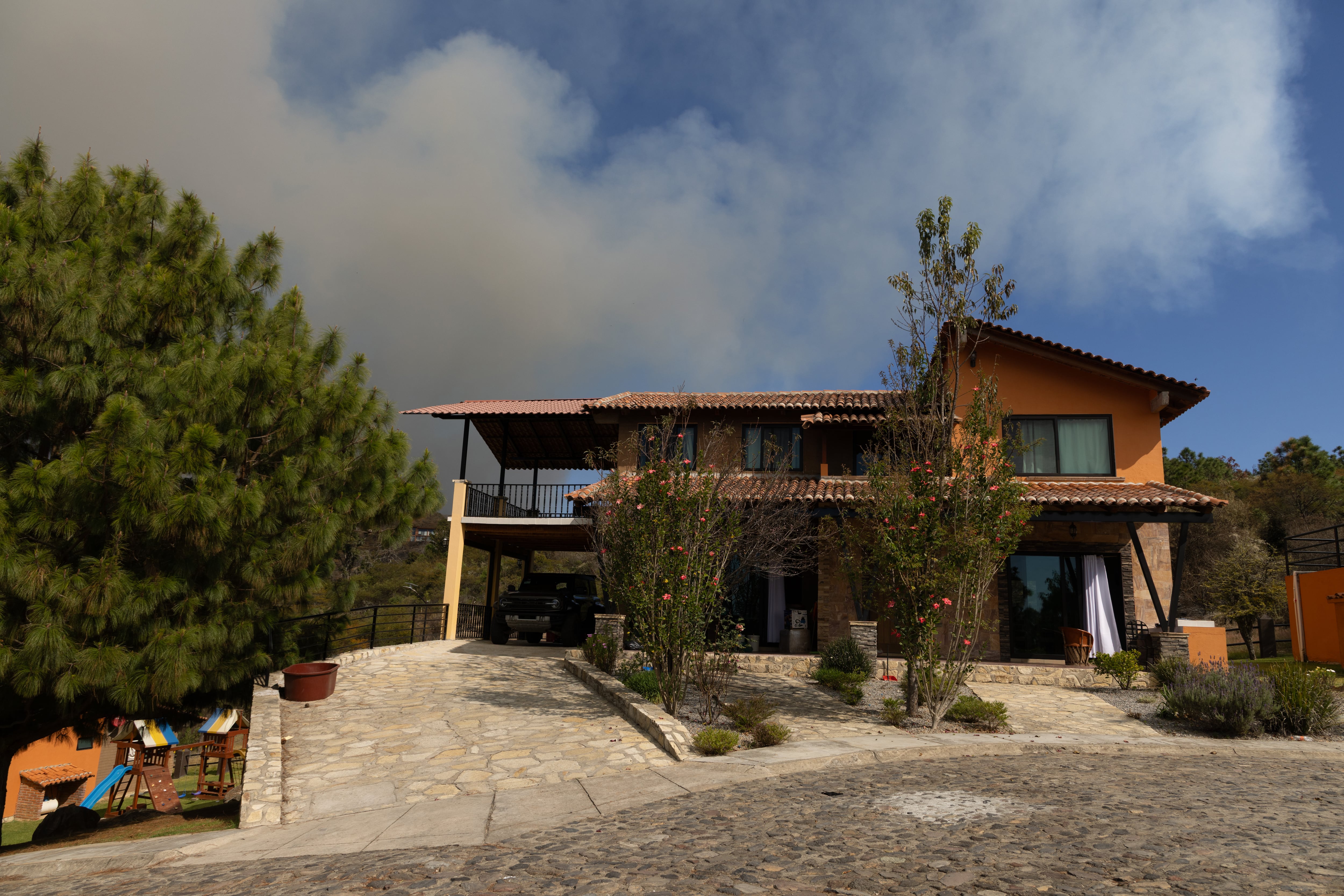 Fachada de una de las cabañas donde fue abatido el Mencho, en Tapalpa, Jalisco, México.