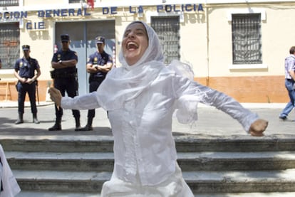 Candela Mayorgas, la esposa de Bouziane, ayer tras celebrarse la boda en el CIE de Málaga.