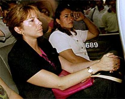 Jacqueline Beltrán, a la izquierda, en el momento de ser detenida el pasado 22 de enero en Lima.