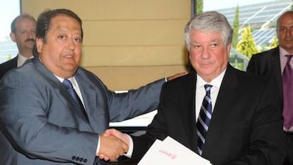 El empresario Alfonso Tezanos (i), presidente de Cecoma, y Arturo Fernández.
