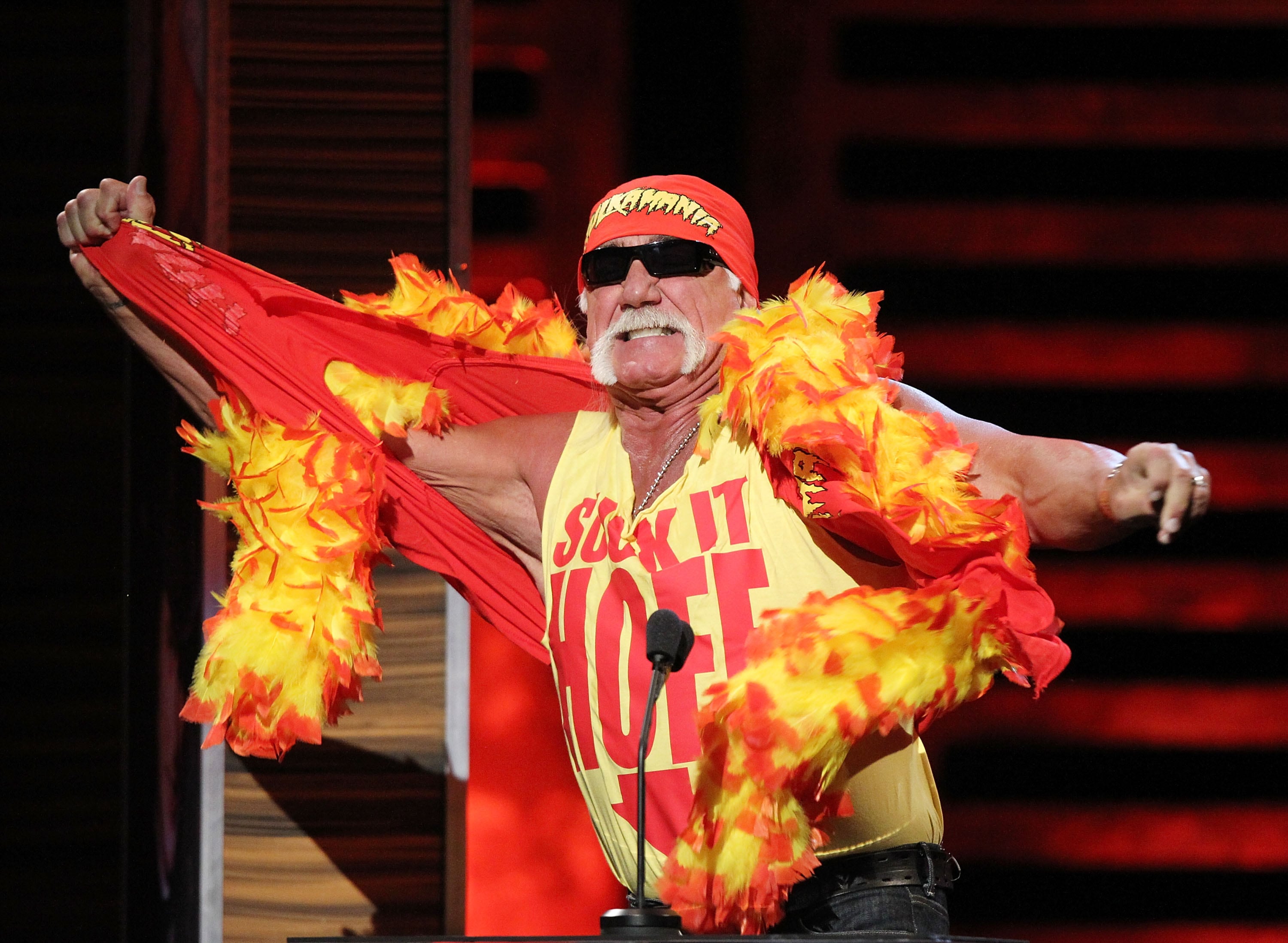 Muere Hulk Hogan, leyenda de la lucha libre, a los 71 años 11 Hulk Hogan actúa sobre el escenario durante el Roast de David Hasselhoff de Comedy Central, el 1 de agosto de 2010 en Culver City, California, Estados Unidos.