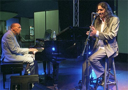 El pianista Bebo Valdés y el cantaor Diego el Cigala, durante su actuación en el metro de Madrid.