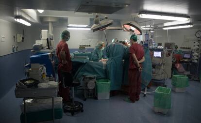 Una intervención quirúrgica en el Hospital Universitario La Paz, en Madrid.