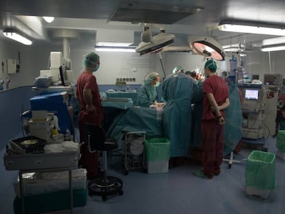 Una intervención quirúrgica en el Hospital Universitario La Paz, en Madrid.
