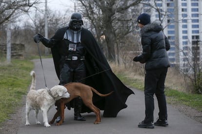 El político ucranio disfruta de las actividades más mundanas, como pasear al perro por el vecindario.