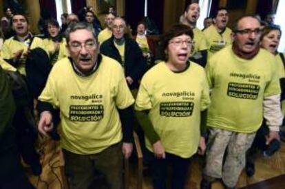 Los afectados por las participaciones preferentes y subordinadas de Novagalicia Banco, durante una concentración en Ourense. EFE/Archivo