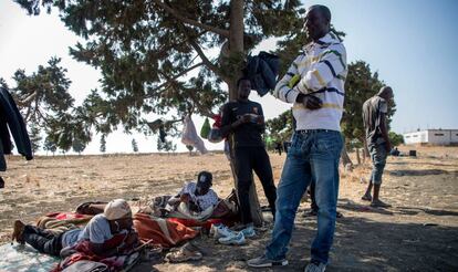 Un grupo de migrantes subsaharianos, en septiembre cerca de Tánger.