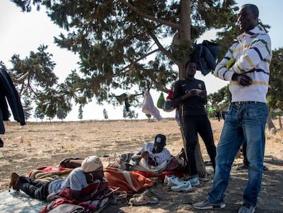 Un grupo de migrantes subsaharianos, en septiembre cerca de Tánger.